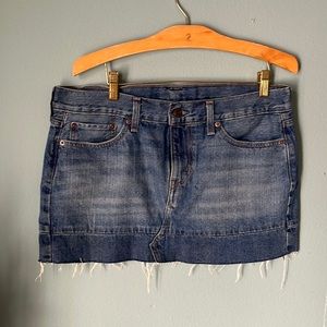 Levi’s frayed Raw denim mini skirt sz 29